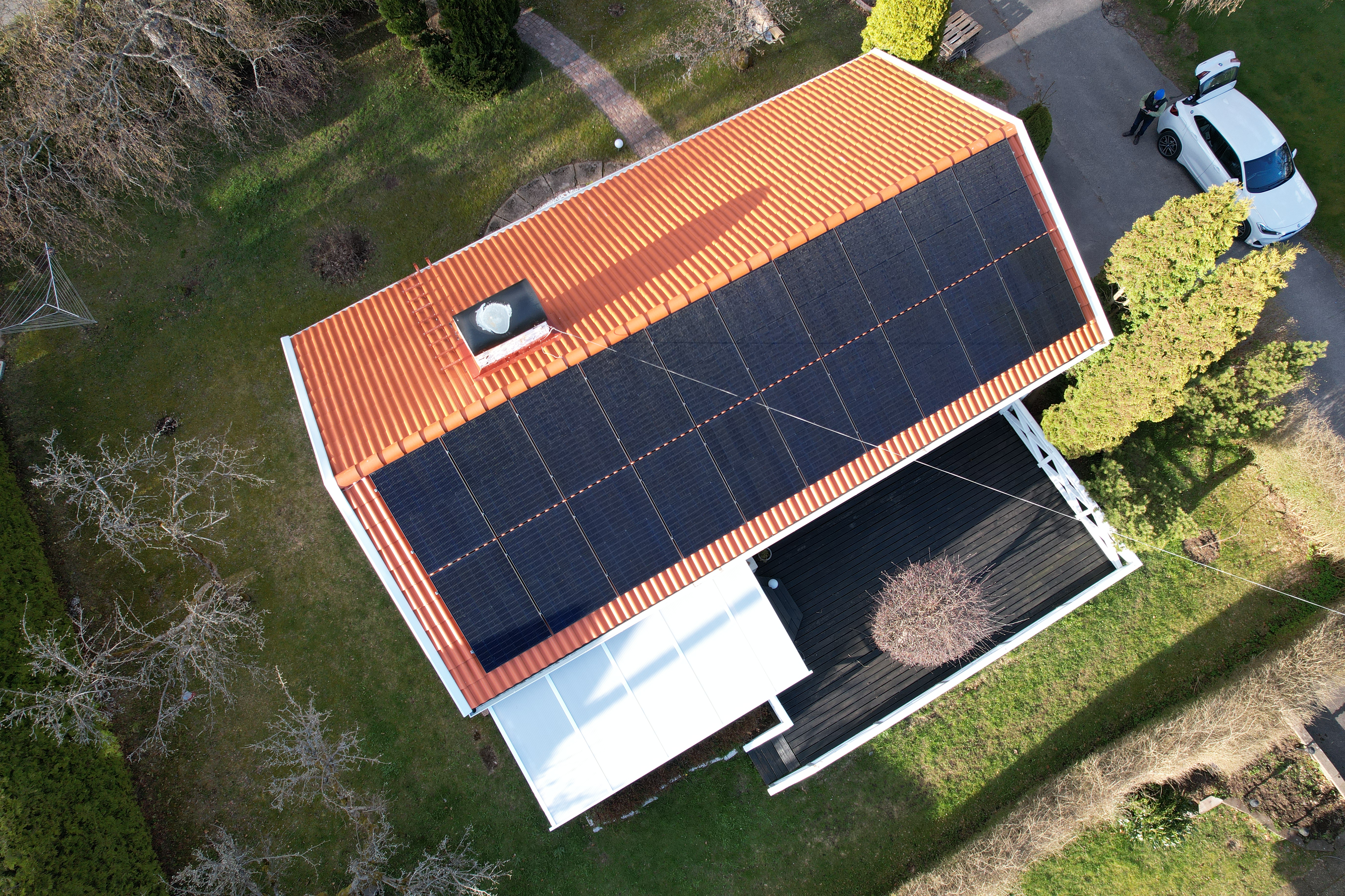 Solcellsinstallation — drönarfoto av solpaneler på tak